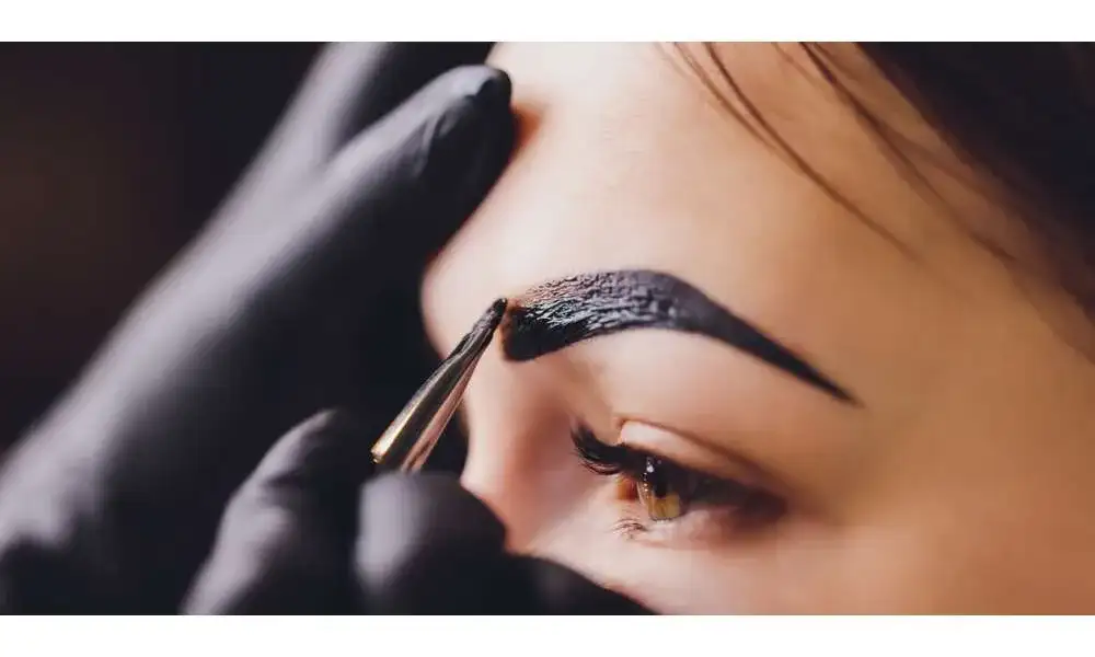 Henna do brwi: pudrowa czy żelowa? Wybierz idealny kolor i typ!