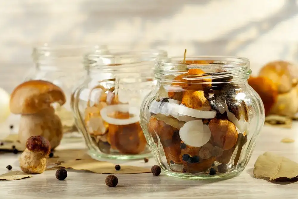 Zalewa octowa do grzybów! Przepis na przetwory, które przetrwają