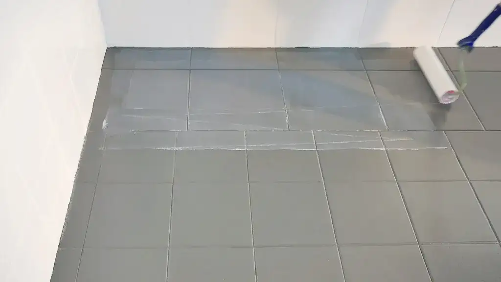 Jak odnowić kafelki na podłodze i uniknąć kosztownych błędów