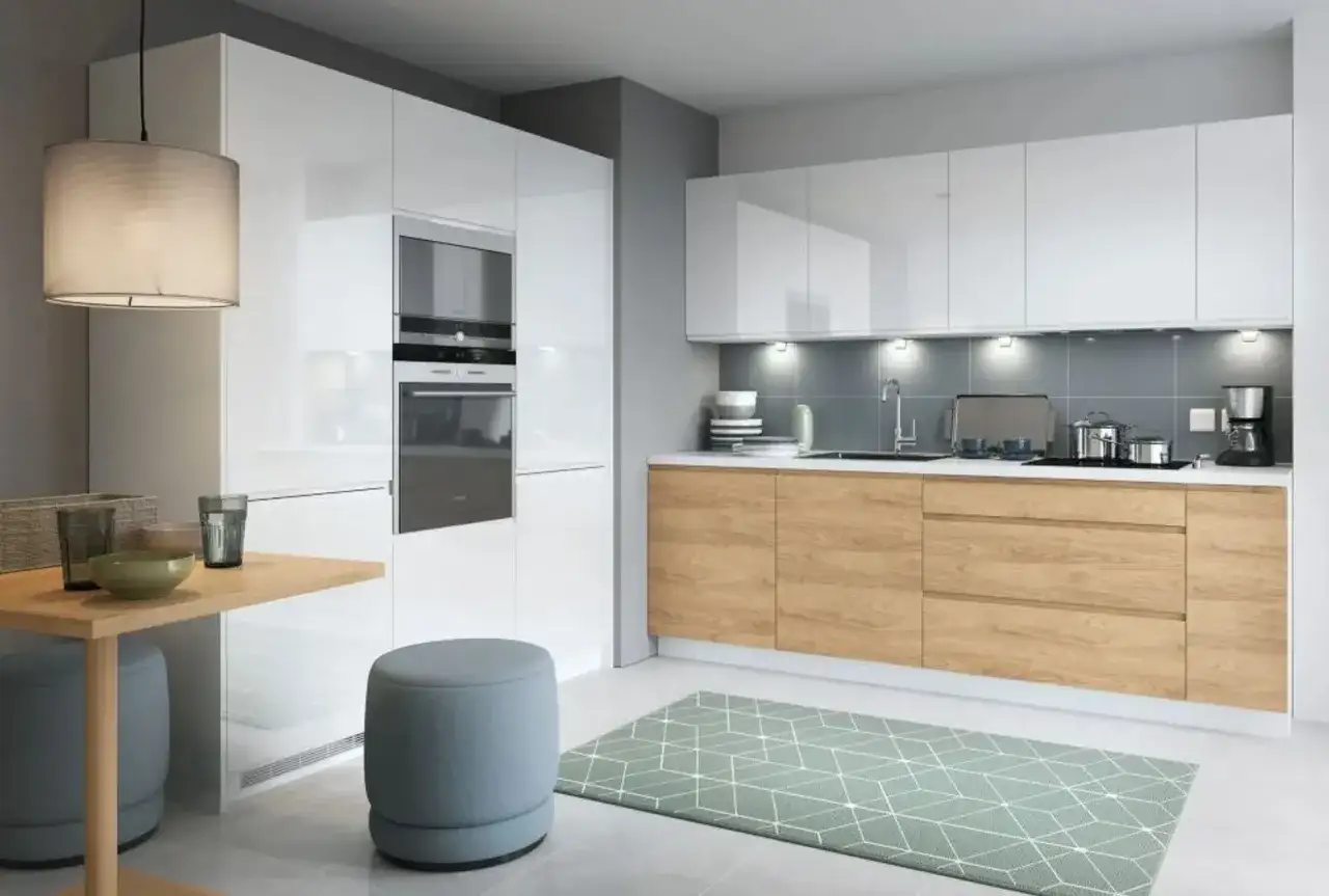 Co między szafkami w kuchni? Poradnik i trendy 2026