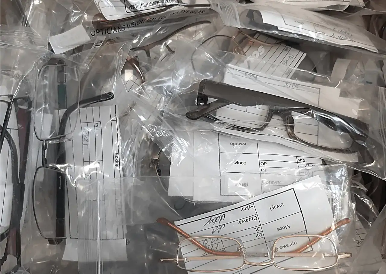 Co zrobić ze starymi okularami? Oddaj, sprzedaj, przerób lub recykling!