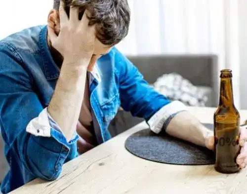 Czy po wszywce można pić piwo bezalkoholowe? Zobacz ryzyko i skutki