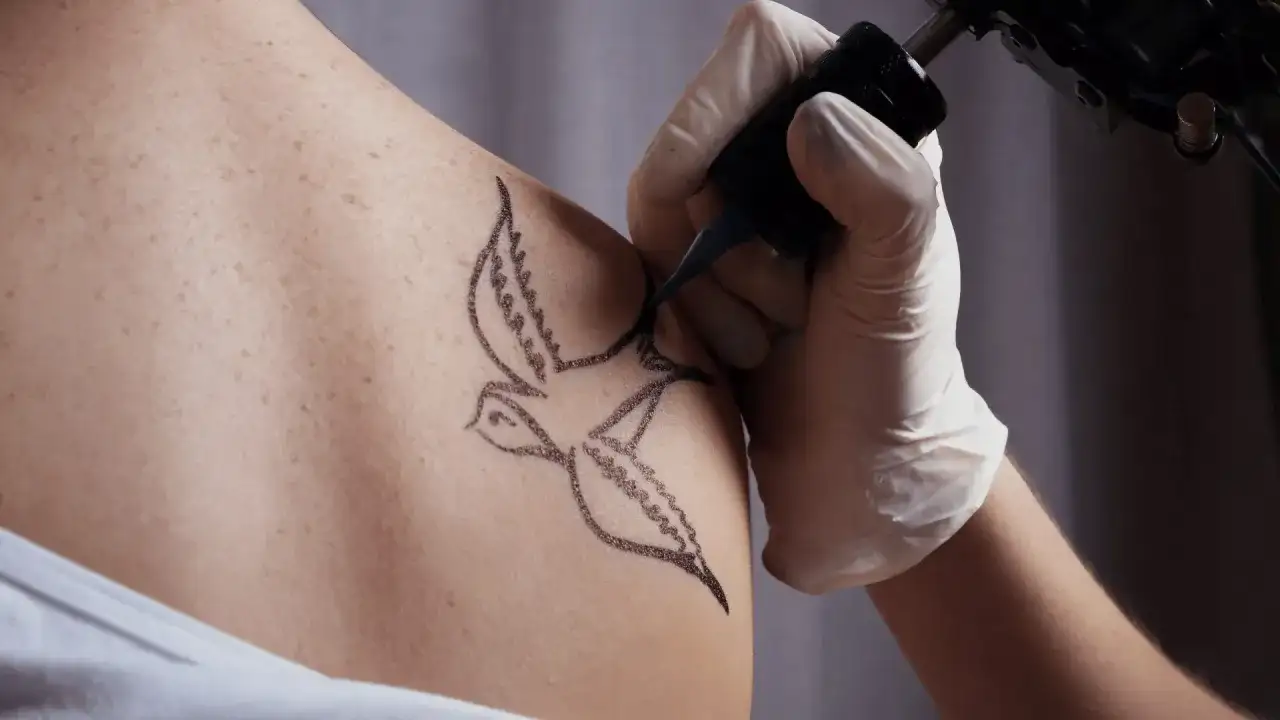 Tatuaż jaskółki: symbol wolności, miłości i powrotu do domu?