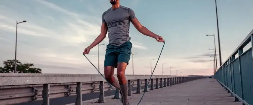 Czy skakanka odchudza? Sprawdź, jak skutecznie spalać kalorie