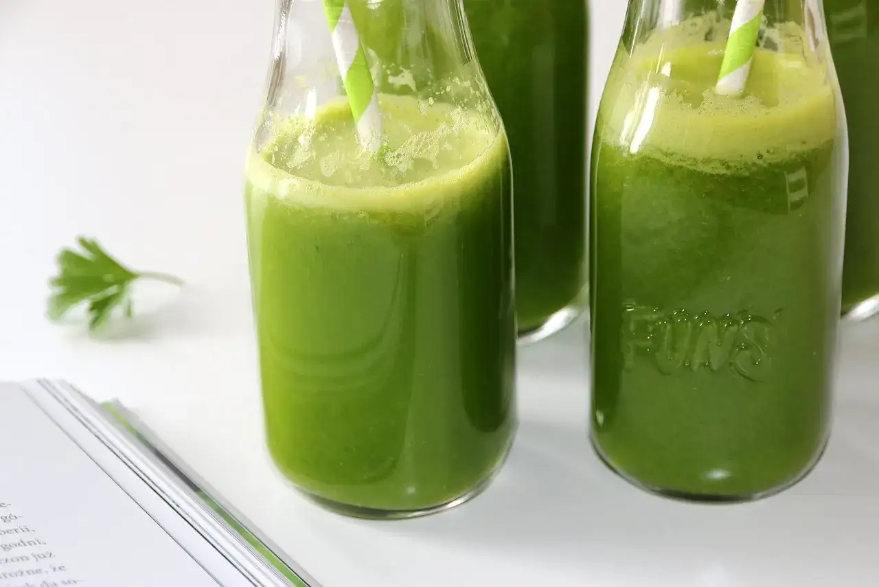 Koktajl z pietruszki na noc: Śpij lepiej, detoksuj, piękniej!