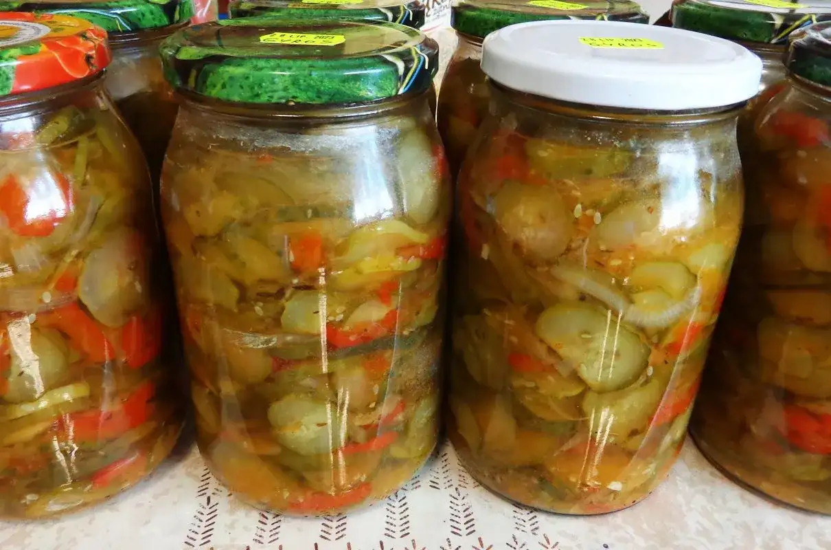 Sałatka z ogórków i sosu gyros - grecki smak w Twojej kuchni