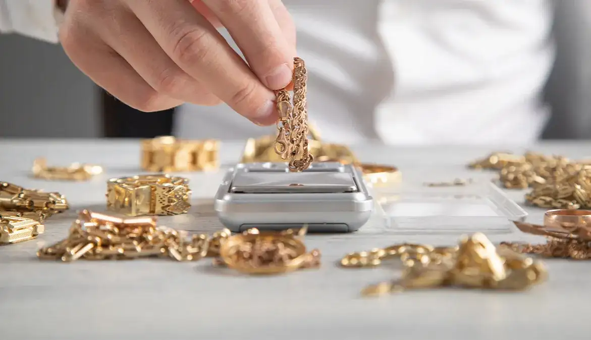 Sprzedaż złota: lombard czy jubiler? Odkryj, gdzie zarobisz więcej.