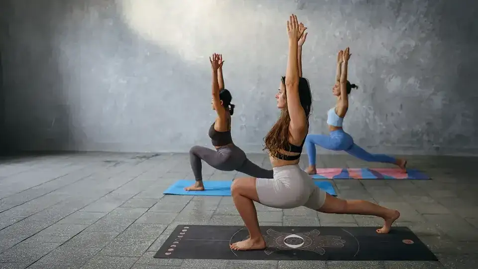 Jaki strój do jogi? Komfort i funkcjonalność na pierwszym miejscu