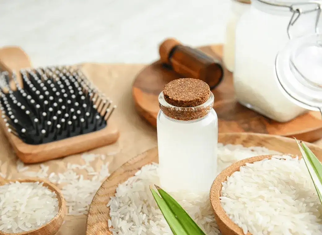 Woda z ryżu: Jakie ma właściwości i zastosowania w medycynie ludowej?