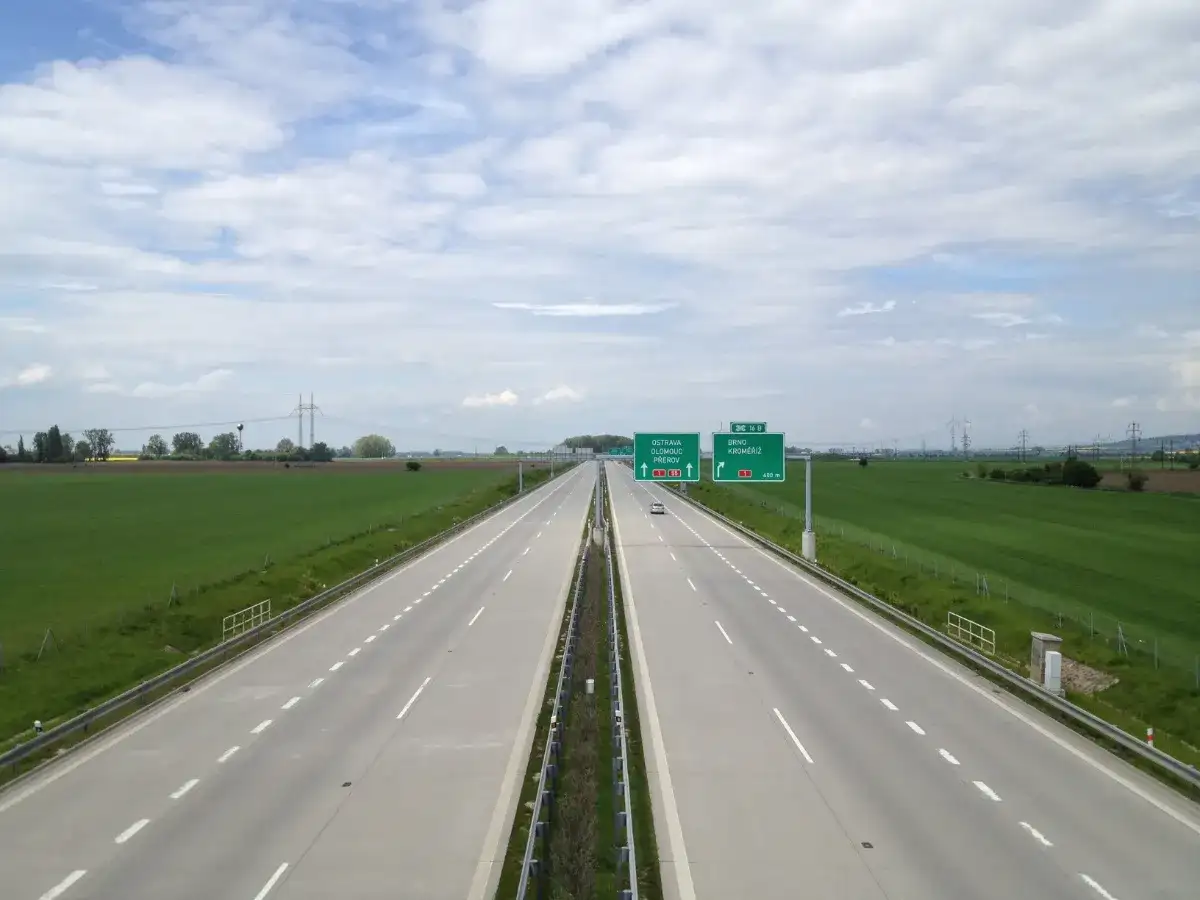 Autostrada w Czechach z zielonymi znakami drogowymi wskazującymi kierunki.