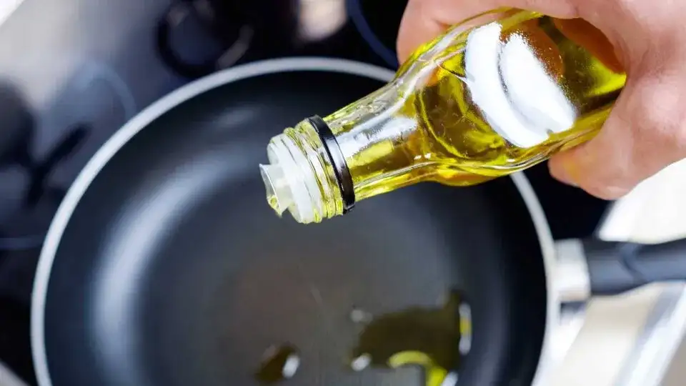 Najlepsze zdrowe tłuszcze do smażenia fit – co wybrać, by nie szkodzić zdrowiu?