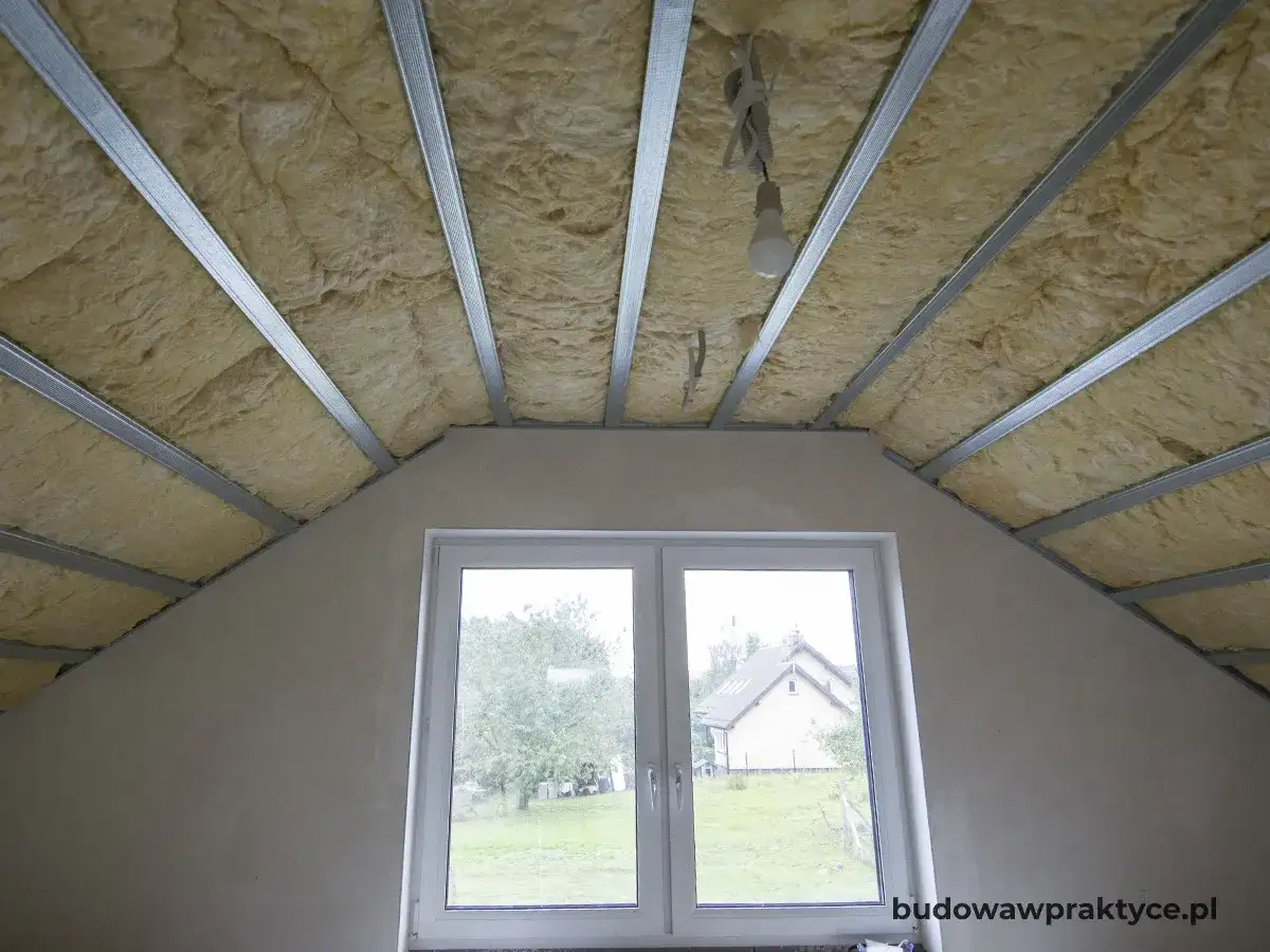 Ocieplenie skosów poddasza: Poradnik krok po kroku i koszty