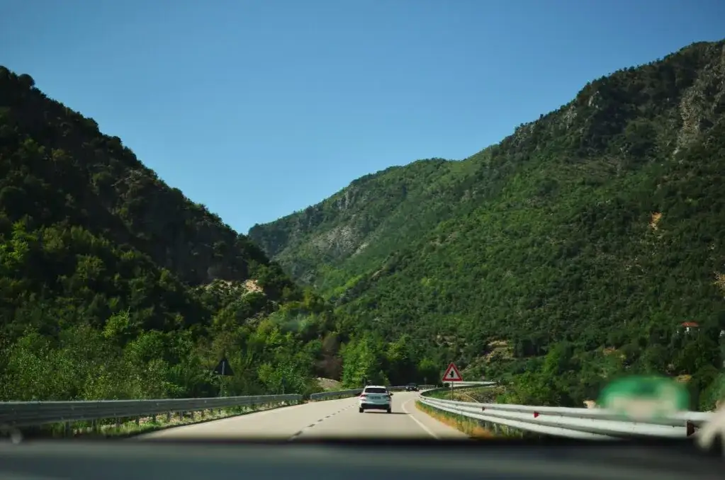 Najlepsza trasa do Albanii: uniknij problemów i ciesz się podróżą