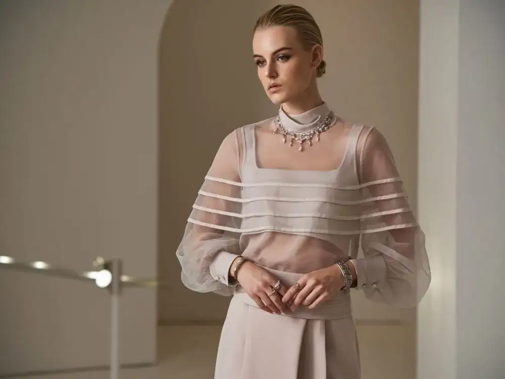 Prześwitująca bluzka: Jak nosić z klasą? Poradnik i stylizacje