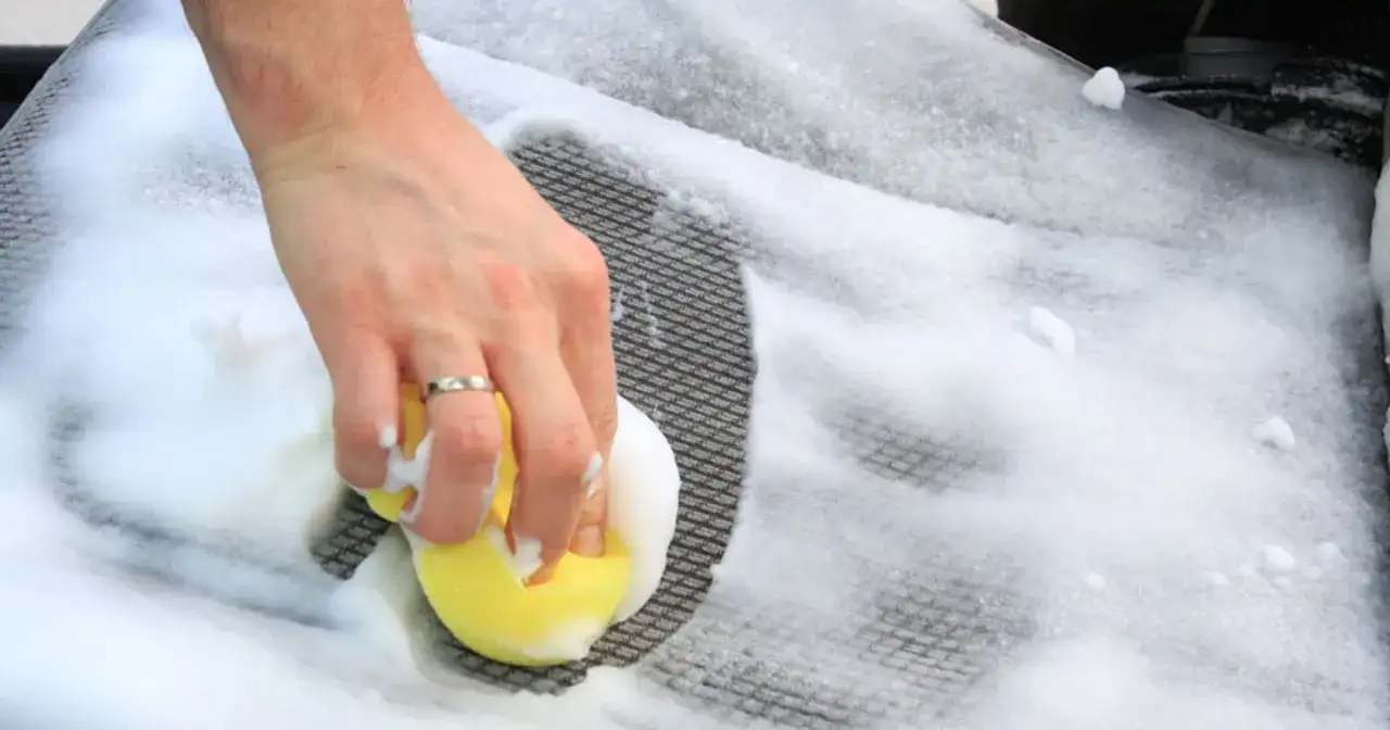 Jak usunąć zapach piwa z kanapy - skuteczne metody na trwałe efekty