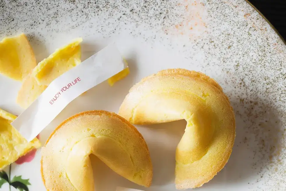 Jak zrobić ciasteczka z wróżbą - prosty przepis na wyjątkowe smakołyki