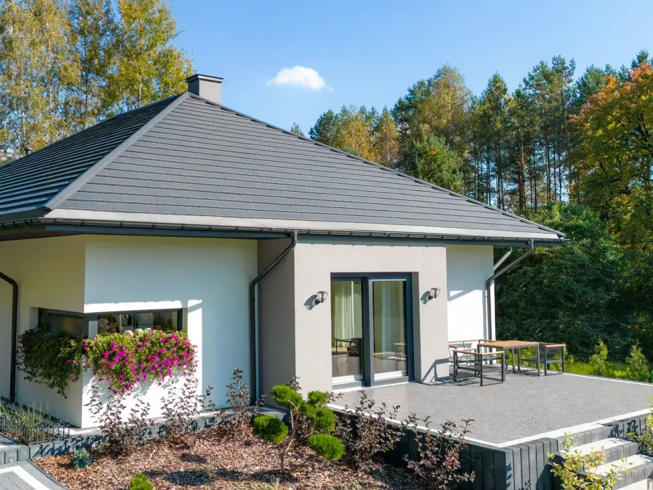 Jaka grubość blachy na dach? Wybierz najlepszą dla swojego budynku