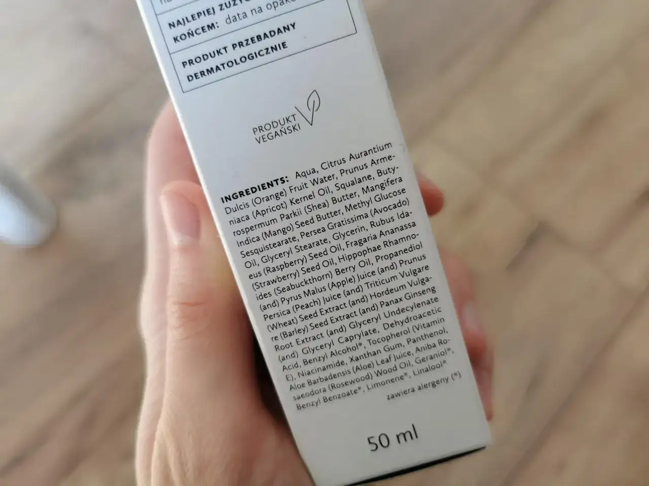 Opakowanie z hagi naturalny krem rewitalizujący. Widoczna lista składników i informacja o produkcie wegańskim.