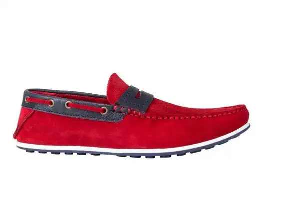 Stylowe czerwone mokasyny męskie. Modne zestawienia, które zachwycą każdego
