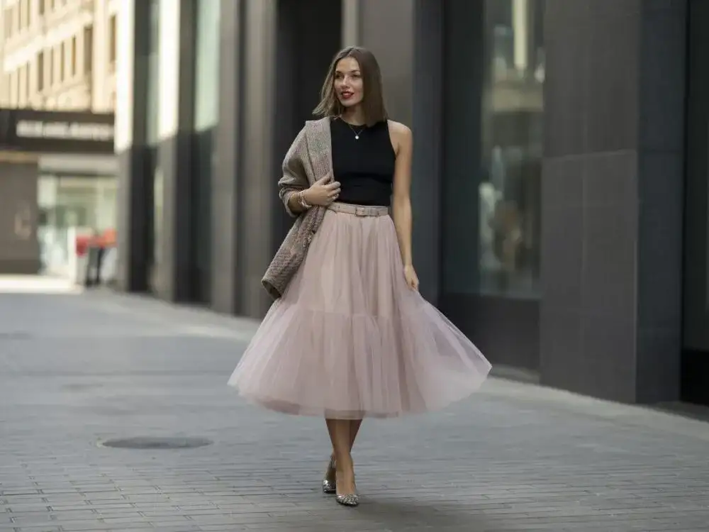 Tiulowa spódnica: Z czym nosić? Bluzki i swetry na każdą okazję