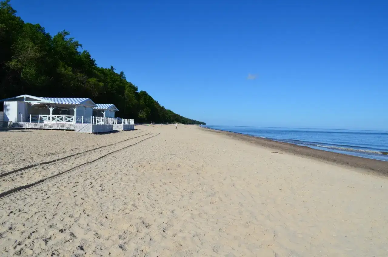 Gdzie szukać noclegów nad morzem, aby nie przepłacać i znaleźć najlepsze oferty