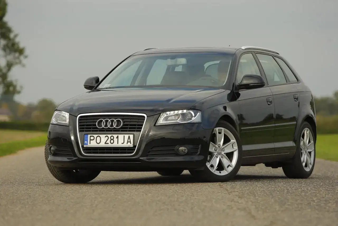 Czarne Audi A3 8P z przodu, z widocznymi reflektorami i grillem. Idealne żarówki przód do tego modelu.