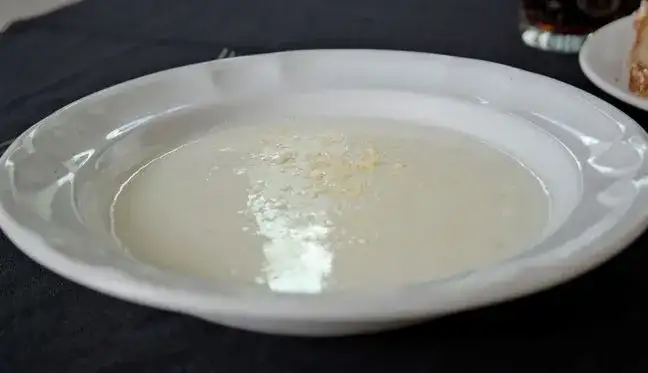 Czy kleik ryżowy tuczy? Odkryj prawdę o jego kaloriach i wpływie na dietę