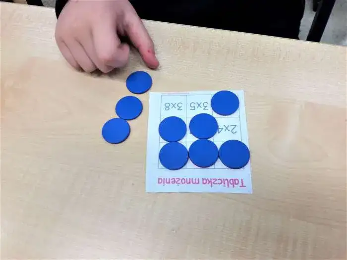 Gry i zabawy w edukacji wczesnoszkolnej: korzyści i zastosowania