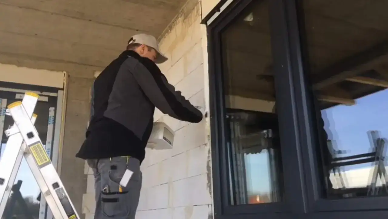 Czym pokryć piankę montażową? Najlepsze rozwiązania i porady