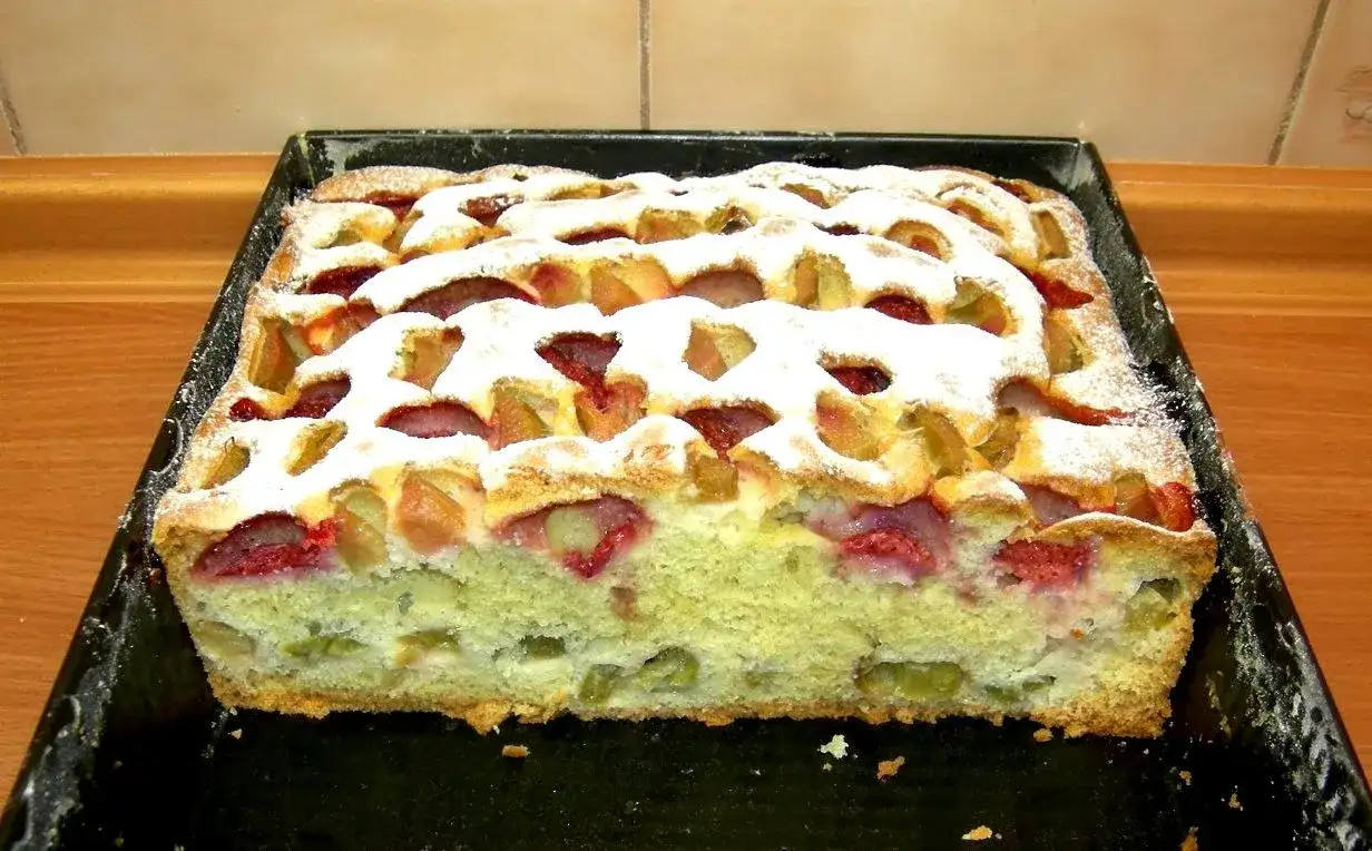 Najlepsze przepisy na ciasta na dużą blachę, które zachwycą gości