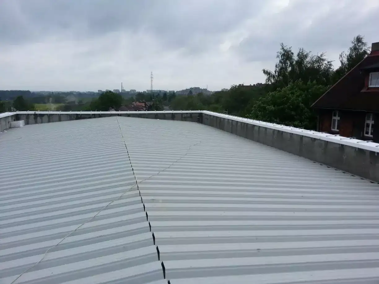 Lekki dach płaski: Od PRL do nowoczesności. Warto inwestować?