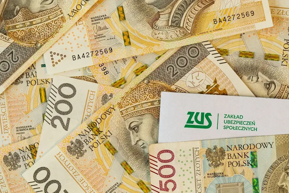 Polskie banknoty 200 zł i 500 zł oraz logo ZUS.