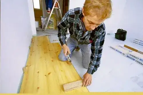 Co się kładzie pod panele podłogowe, aby uniknąć problemów z wilgocią?