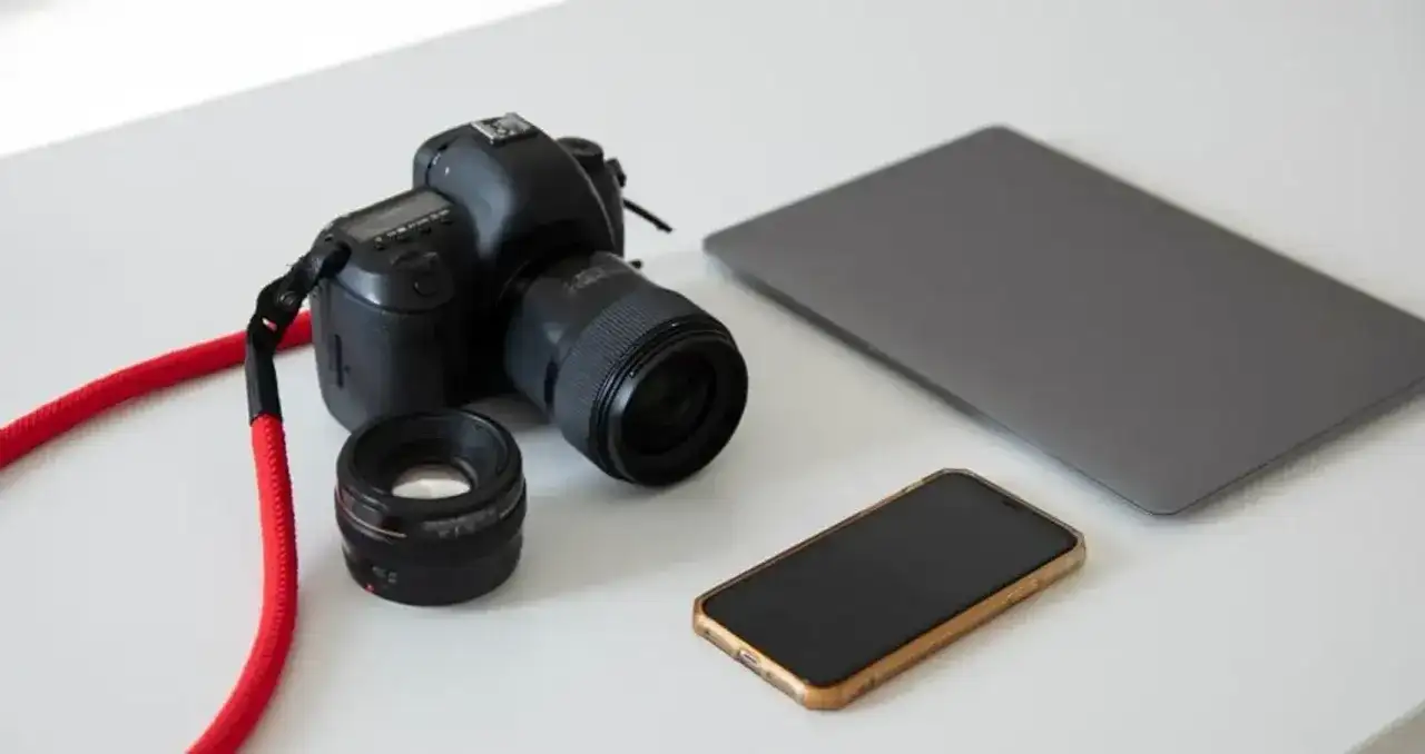 Jak szybko przesłać zdjęcia z aparatu na telefon przez Wi-Fi bez kabli i problemów