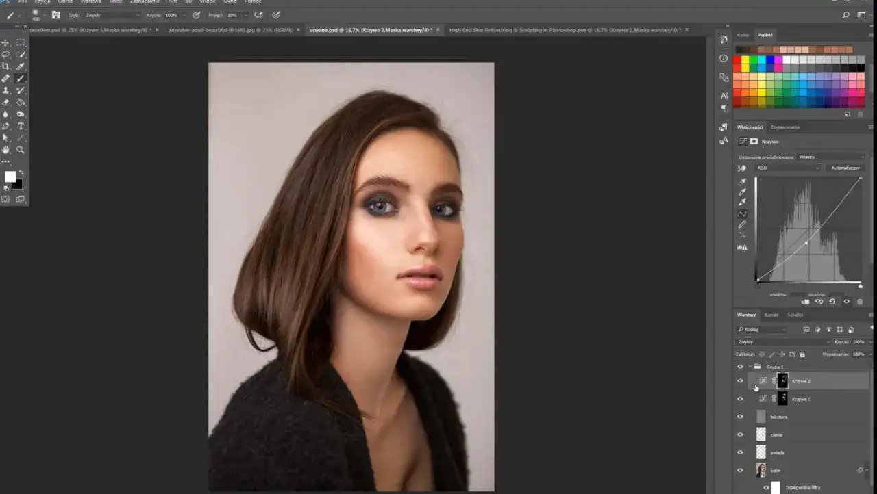 Portret kobiety z ciemnymi włosami i makijażem oczu. Panel po prawej pokazuje narzędzia do edycji w programie Photoshop, w tym krzywe, co sugeruje kurs photoshop.