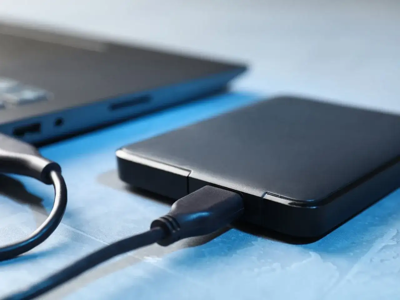 Przenieś gry na dysk zewnętrzny: Zyskaj miejsce, szybkość i mobilność!