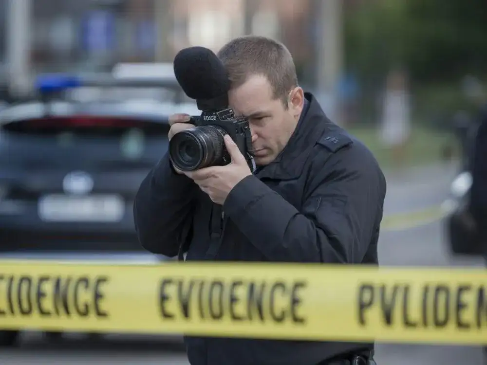 Ile zarabia fotograf policyjny? Sprawdź, co wpływa na wynagrodzenie