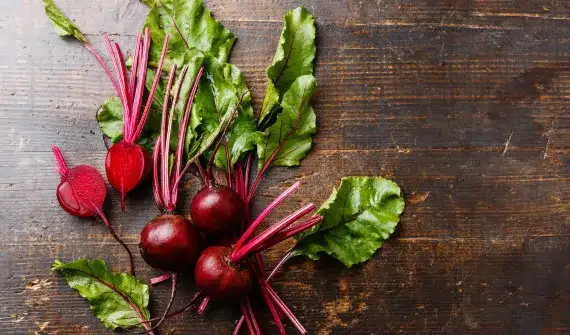 Sok z buraka na co pomaga – zdrowotne korzyści, które zaskoczą każdego