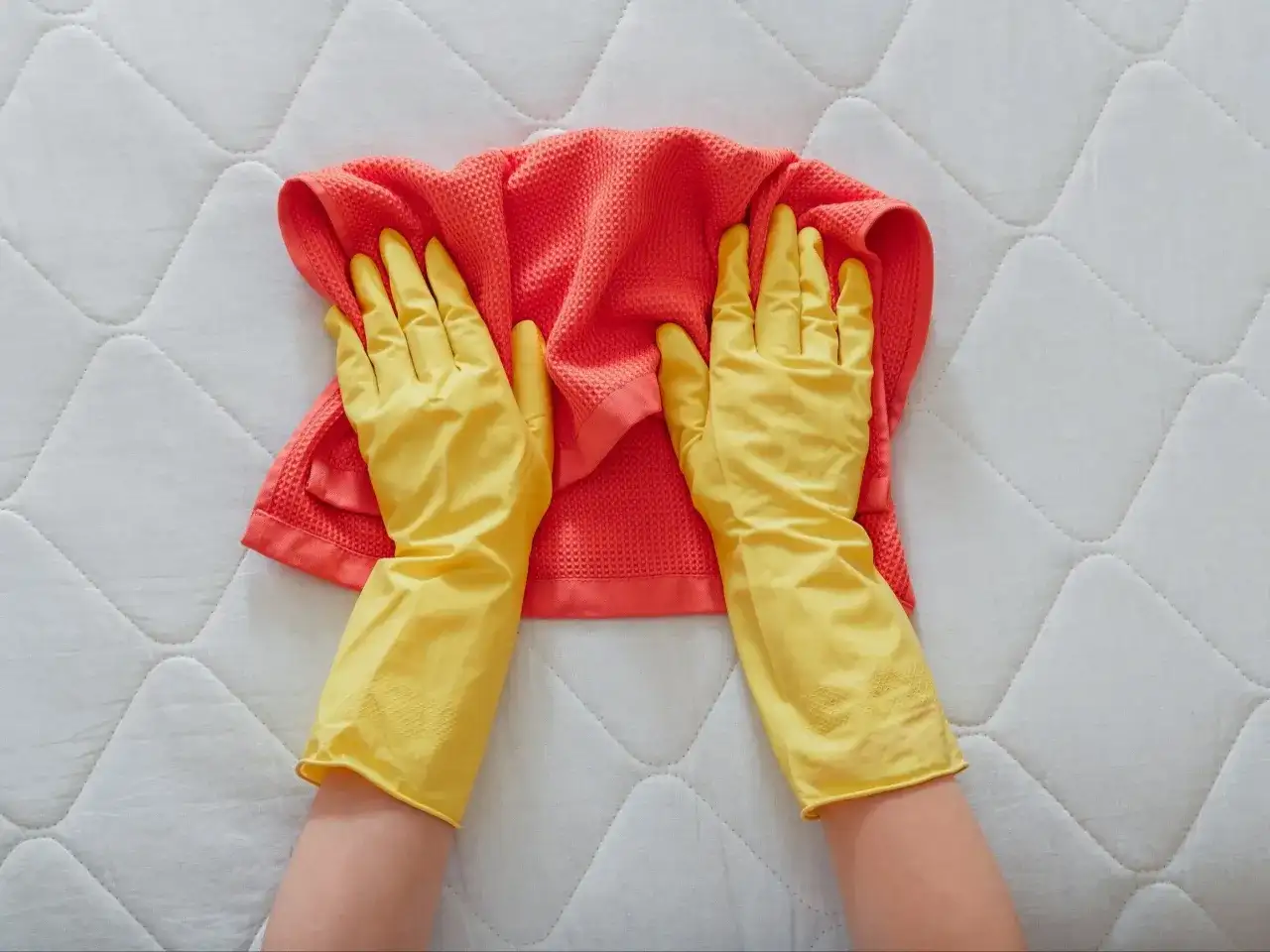 Jak zmyć krew z materaca - skuteczne metody usuwania plam