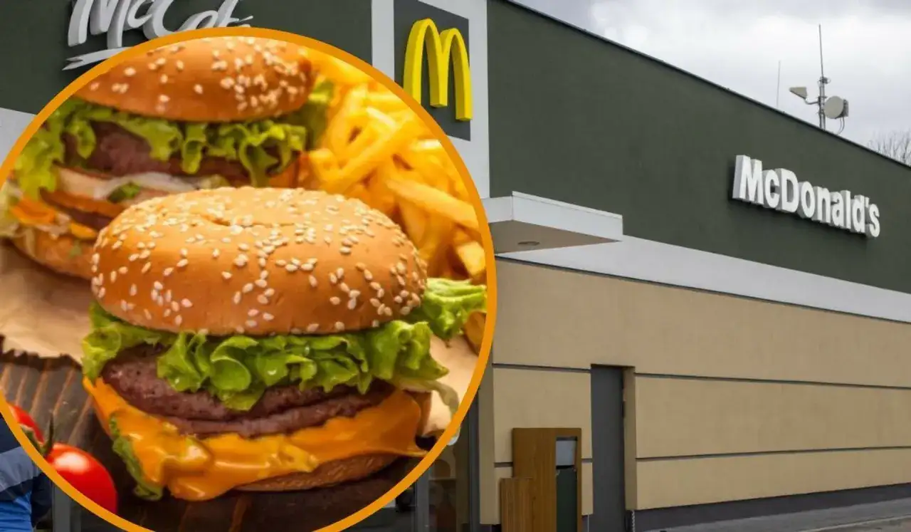 Cheeseburger i frytki na tle budynku McDonald's.