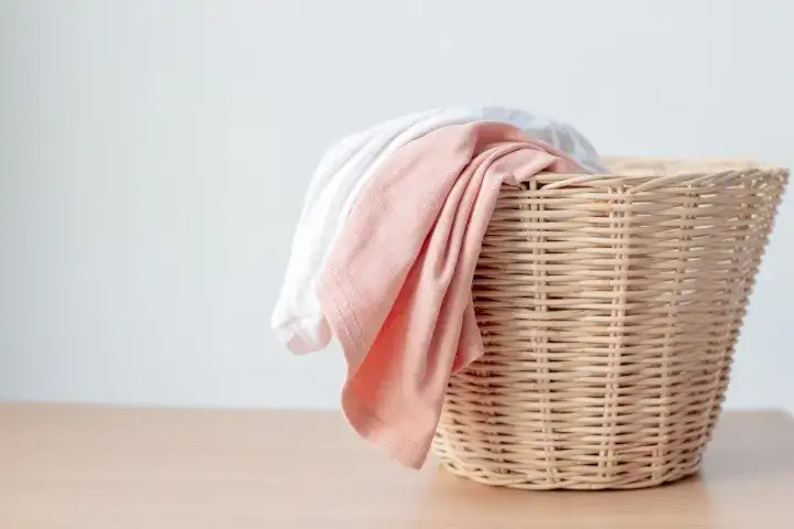 Jak skutecznie usunąć zafarbowane ubrania i uniknąć problemów