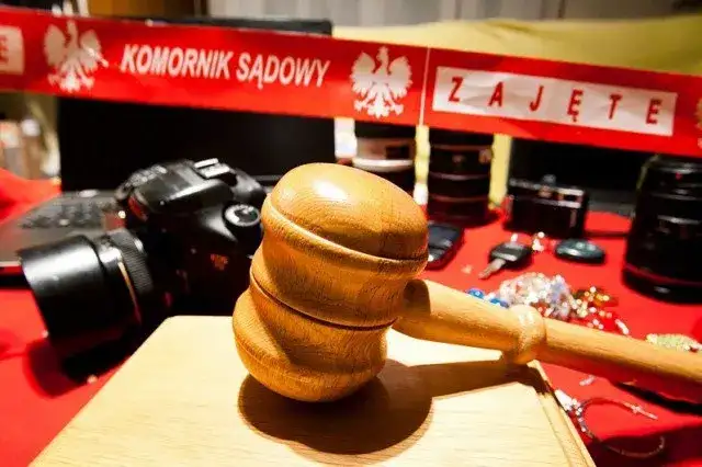 Komornik a mieszkanie z hipoteką: Czy można je bezpiecznie ochronić przed zajęciem?