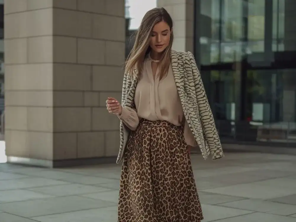 Spódnica w panterkę: jak nosić drapieżny wzór z klasą?