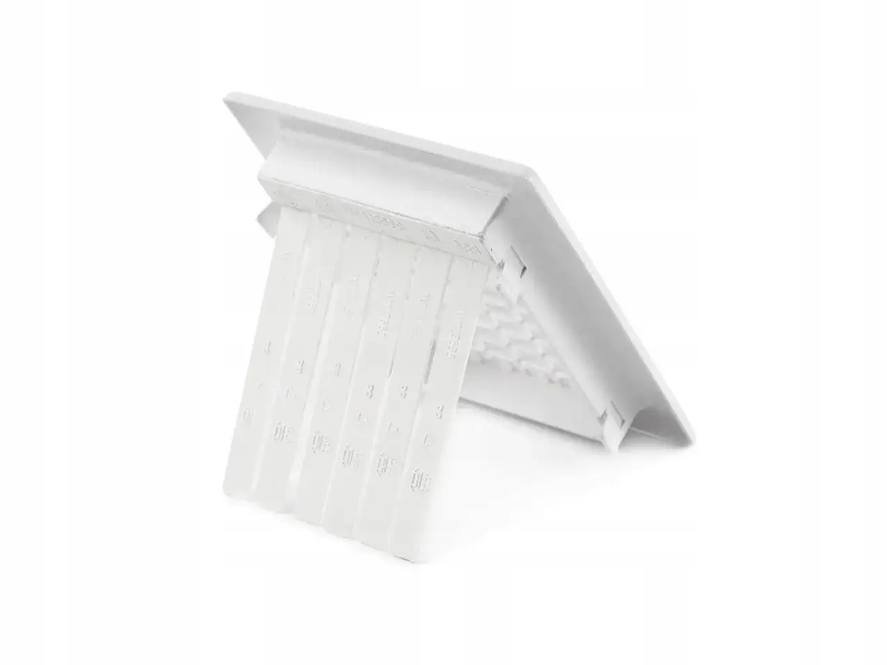 Biała kratka wentylacyjna z blokadą ciągu wstecznego, wykonana z tworzywa ABS. Posiada klapki zapobiegające cofaniu się powietrza.