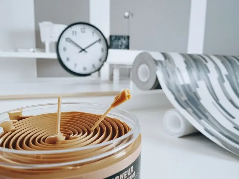 Ile schnie klej do tapet? Szybkie schnięcie i najlepsze porady dla Ciebie