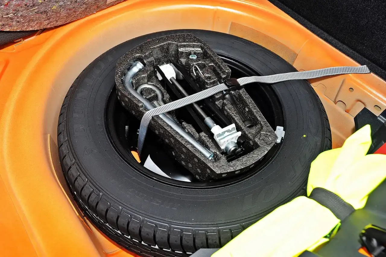 Koło zapasowe: Jak je zamocować? Uniknij śmiertelnego błędu!