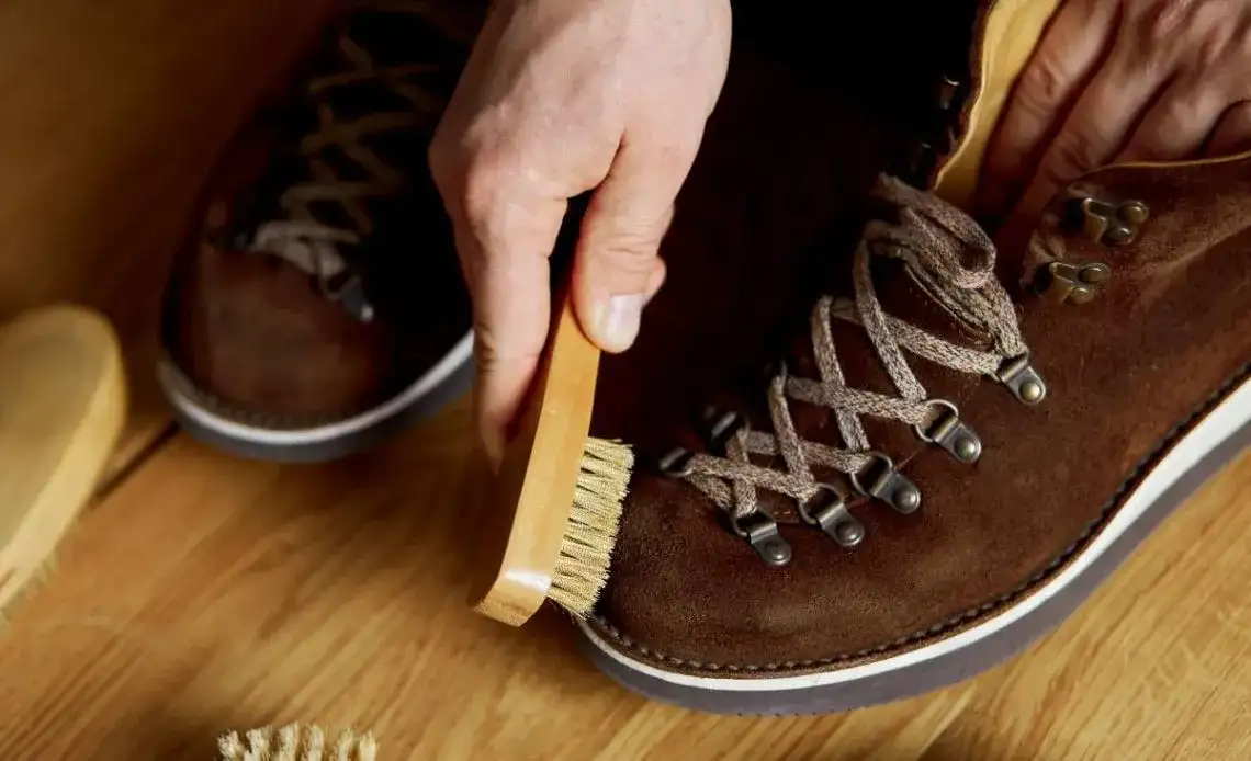 Jak wyczyścić zamszowe buty? Poradnik eksperta krok po kroku!