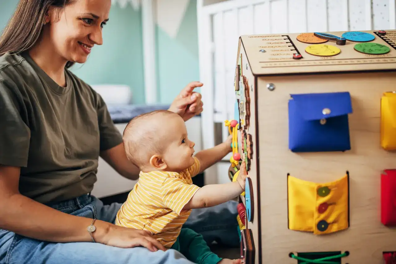 Jak zrobić tablicę edukacyjną dla dziecka, aby rozwijała jego zmysły