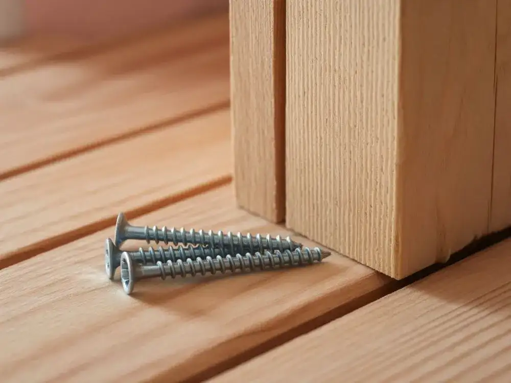 Jakie wkręty do drewna? Wybierz mądrze dla trwałych połączeń