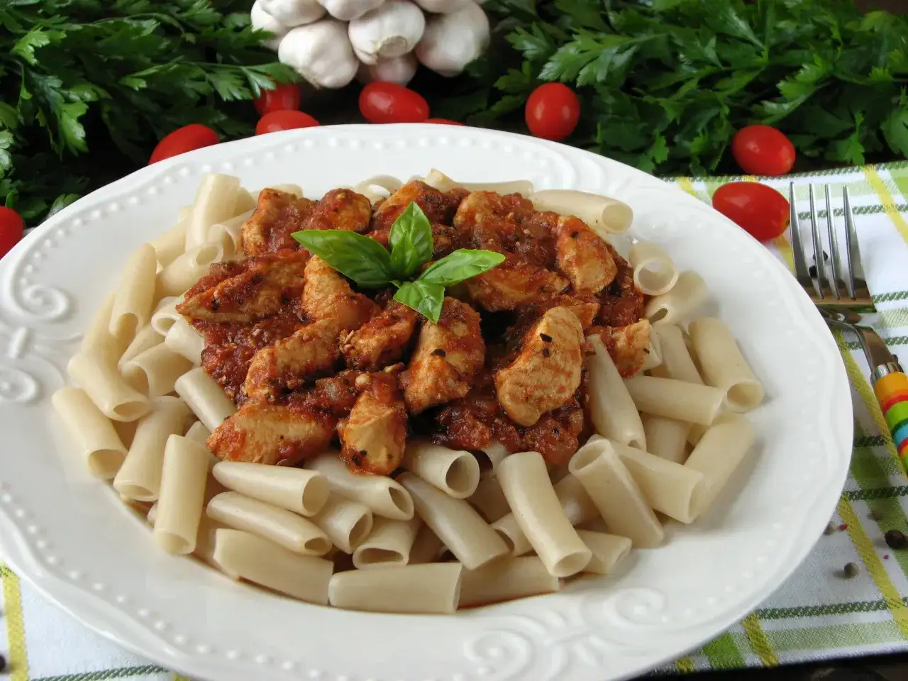 Szybki przepis na makaron penne z kurczakiem w sosie pomidorowym, który zachwyci każdego